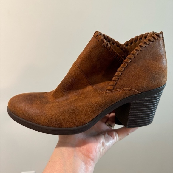 Eurosoft by Sofft Ora Cognac Heeled Booties with Whipstich Detail Size 7 - Picture 4 of 8